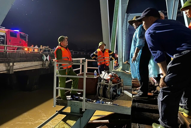 Quang Tri deploys hundreds to rescue three barges stuck on My Chanh bridge after flood