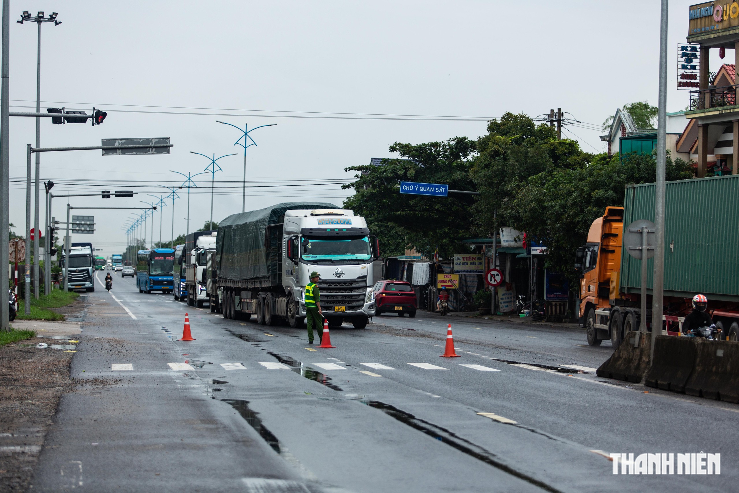 Rescue Operations Free Stuck Barges on Mỹ Chánh Bridge in Quảng Trị Province