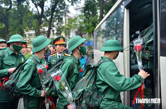 Vietnam clarifies student military service deferment and transfer rules for overseas study and university changes