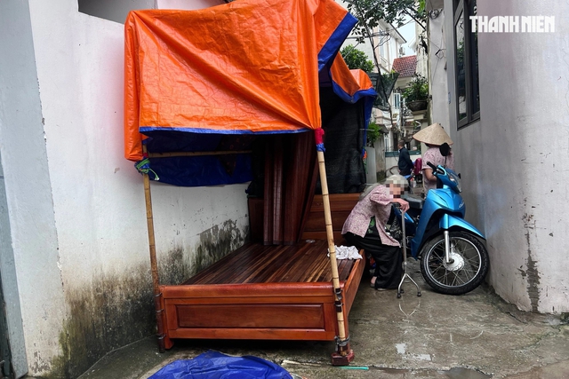 Police intervene as resident blocks alley to halt new construction in An Khánh
