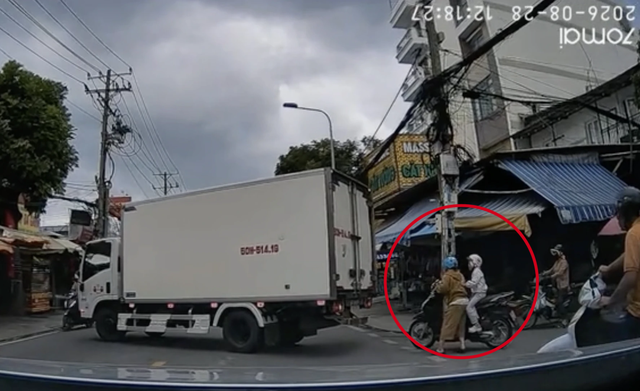 Motorcyclist with child nearly hit by reversing truck in Ho Chi Minh City