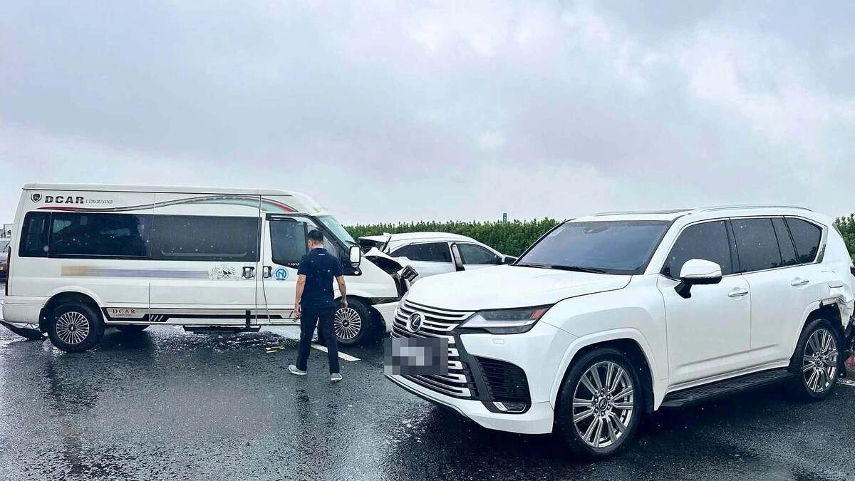 Lexus blocks lane on Pháp Vân‑Cầu Giẽ highway, causing multi‑vehicle crash