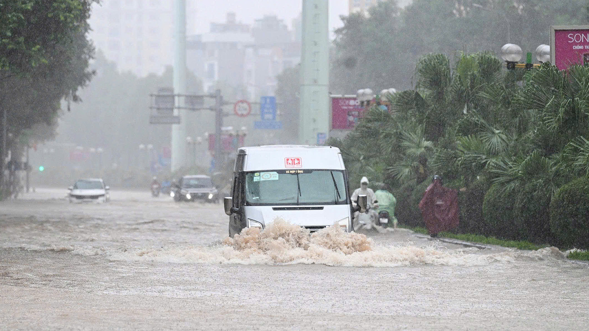 Vietnam faces severe rainstorms as northern and southern regions record up to 400mm, flooding streets and industrial zones