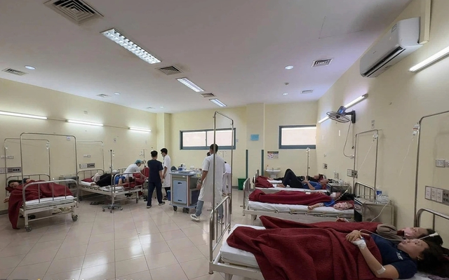 Food poisoning outbreak at Scavi Huế factory sends over 180 workers to hospital, prompting suspension of catering services