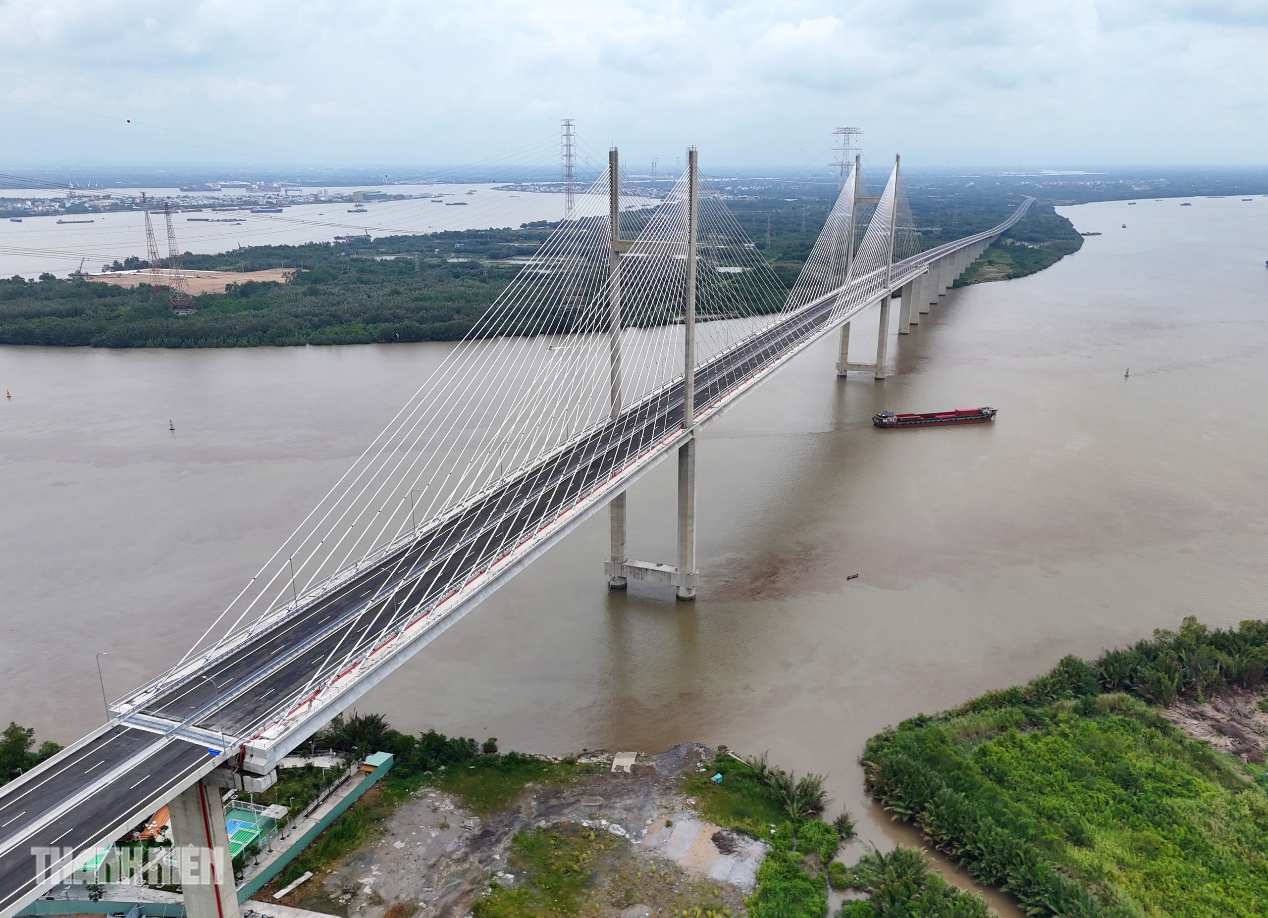 Vietnam’s Record‑Breaking Cable‑Stayed Bridges Near Completion on Ben Luc‑Long Thanh Expressway