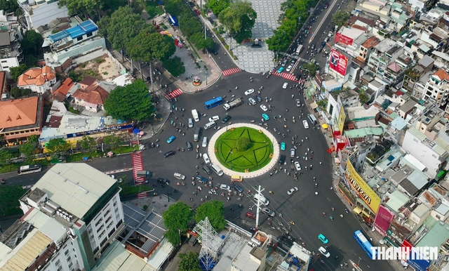 Ho Chi Minh City installs traffic lights at Cong Hoa roundabout to ease congestion