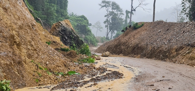 Heavy Rains Trigger Landslides and Flood Threats in Quảng Trị and Đà Nẵng; Authorities Deploy Military and Civil‑Defense Teams