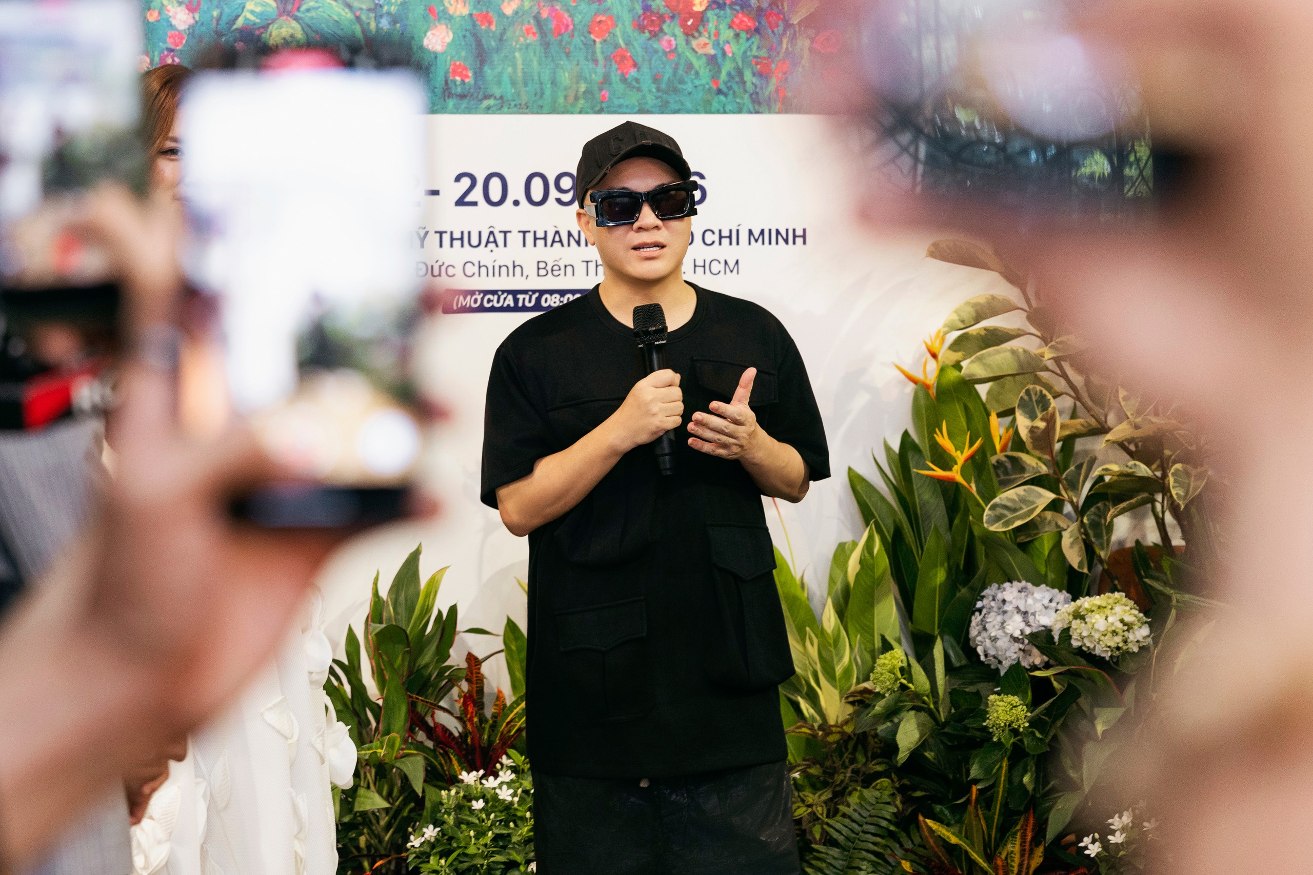 Vietnamese Designer Đỗ Mạnh Cường Debuts Vibrant Flower Paintings at Ho Chi Minh City Museum